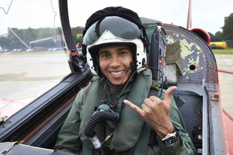 لويس هاملتون ينشر صورة لسيارته الجديدة